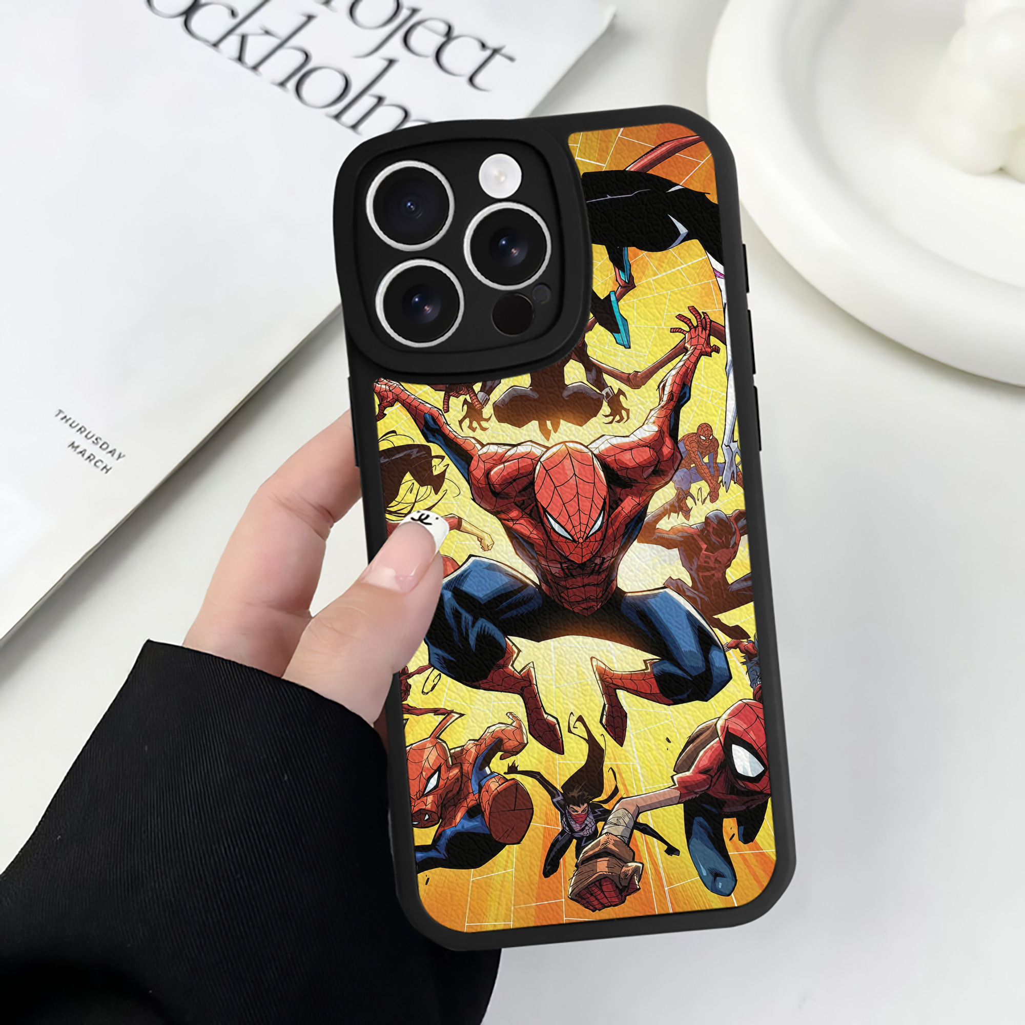 （画像用） Spider Man スパイダーマン 【iPhone 16シリーズ対応】シリコンスマホケース（レザー調） 材質：シリコン